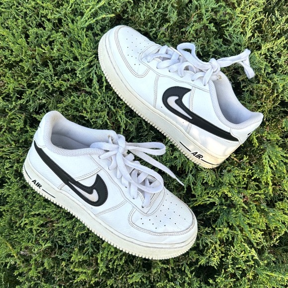 Nike Air Force 1 Low Cut Out Swoosh Athletic Shoes Big Kids Size 4Y White Black - Picture 1 of 13